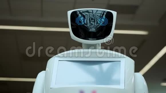 现代机器人技术机器人看着镜头对准人机器人的肖像转过头抬起视频的预览图