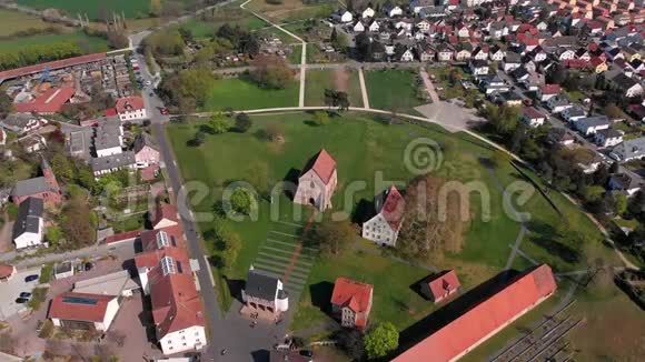 在洛施市修道院上空的四架飞机上飞行得很漂亮罗什寺的春天景色德国视频的预览图