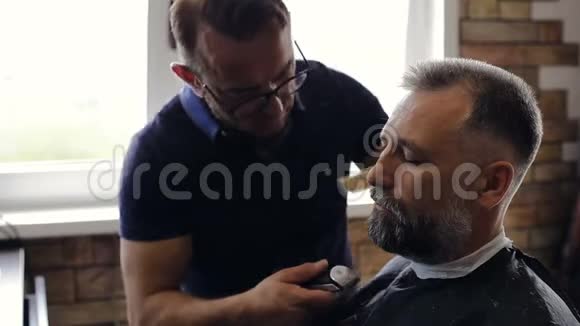 理发师剪了顾客的胡子视频的预览图
