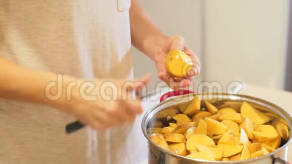 厨房里的一个女人正在切土豆土豆很土视频的预览图