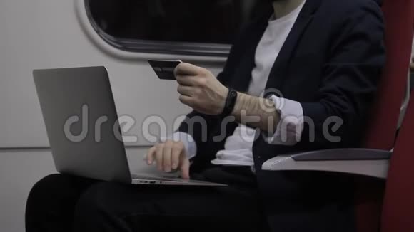 在信用卡上笔记本电脑上的人在网上购物视频的预览图