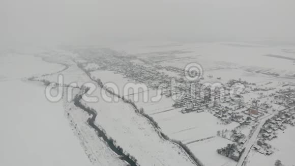 冬季乌克兰村庄和自然的空中景观平稳飞行前进技术视频的预览图