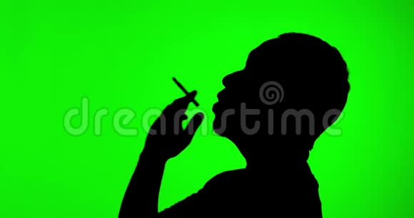 吸烟的男性抽雪茄咳嗽视频的预览图