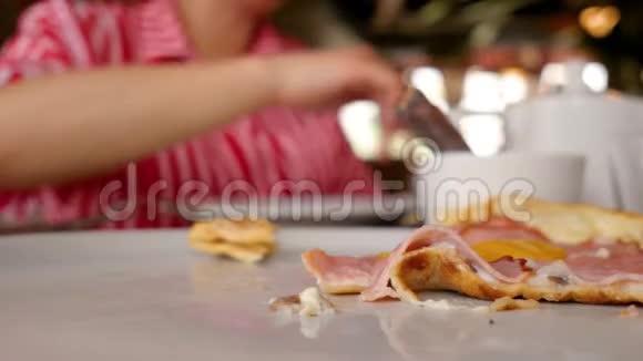 一块比萨饼里面有肉培根意大利香肠和奶酪有人拿了一块新鲜热辣的披萨关门视频的预览图