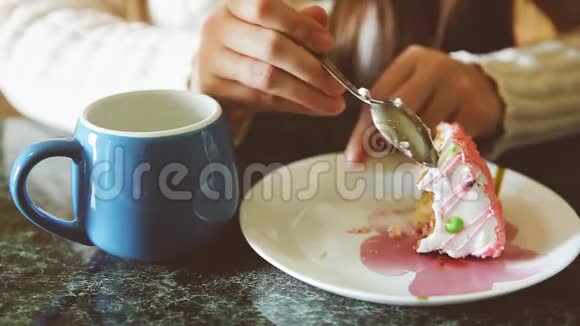 女人吃粉色生日蛋糕喝茶视频的预览图