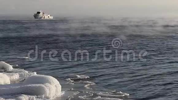 1月这艘船在贝加尔湖上航行在冰封的海岸上漂浮着冰视频的预览图
