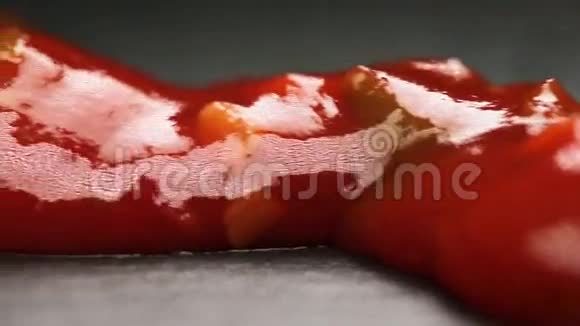 在深色盘子上的番茄酱视频的预览图