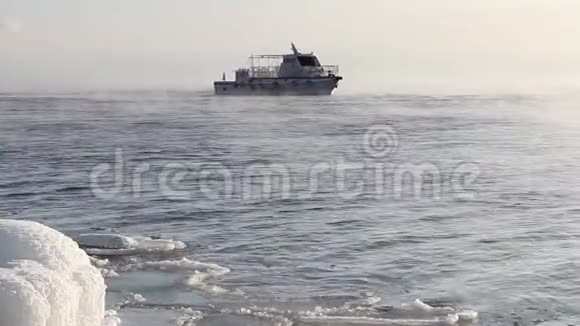 1月这艘船在贝加尔湖上航行在冰封的海岸上漂浮着冰视频的预览图
