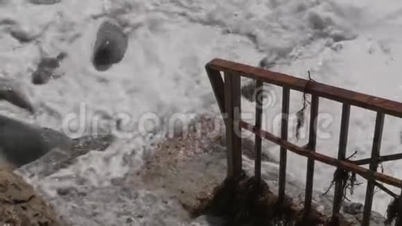 海上风暴大浪在岩石海岸上破碎视频的预览图
