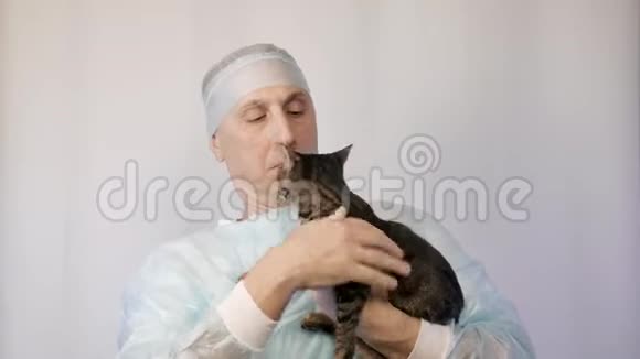 兽医检查一只小猫他要给他接种疫苗视频的预览图