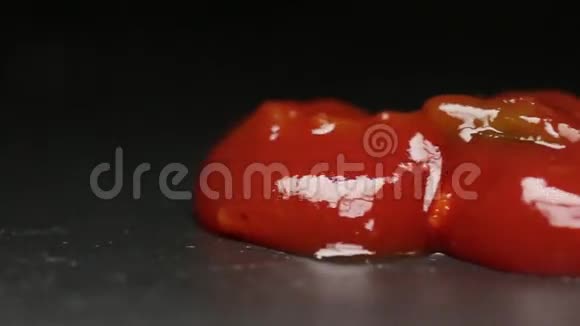在深色盘子上的番茄酱视频的预览图