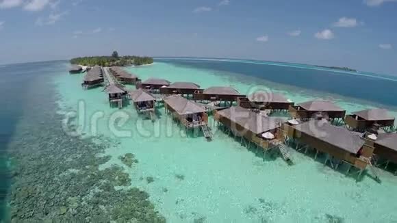 热带岛屿度假胜地豪华的超水上别墅视频的预览图