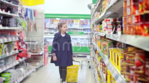 在超市买篮子的青少年视频的预览图