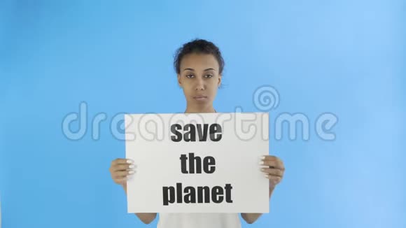 蓝底拯救地球海报的非裔美国女活动家视频的预览图