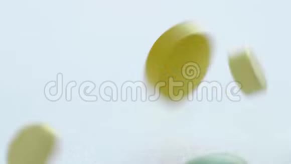 白色背景下的药丸片剂胶囊和药物的宏观视频的预览图