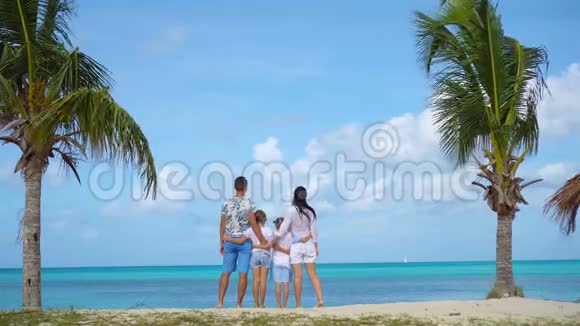 有两个孩子的父母在安提瓜岛享受加勒比海假期视频的预览图
