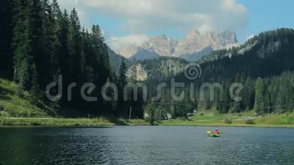 意大利多洛米斯在米苏里纳湖上皮划艇视频的预览图