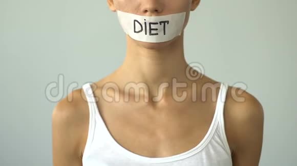 女孩手持蔬菜低碳水化合物饮食素食推荐有机食品视频的预览图