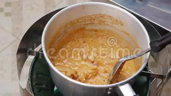 一步一步煮汤山药汤鸡片加入到沸腾的椰奶中加入辣椒酱泰国菜特写视频的预览图