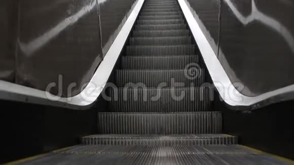 现代办公楼内的自动扶梯楼梯视频的预览图