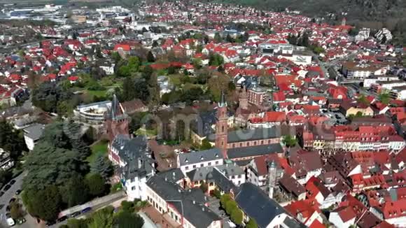 一架位于温海姆市中心的四架飞机上的美丽飞行房子和城堡的景色德国视频的预览图
