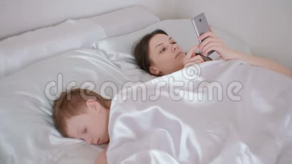 妈妈醒来后用手机上网她儿子还在睡觉视频的预览图