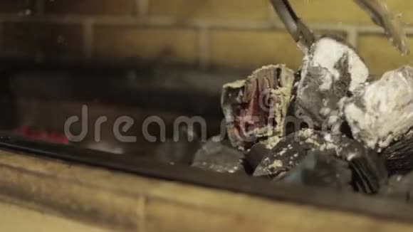 在炉子里烧木炭做饭和烧烤食物视频的预览图