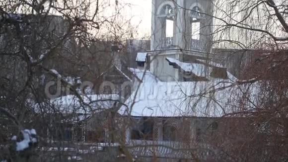 CHERNIVTSIUKRAINE2018年1月25日一座老式的塔在宗教改革公园有一个钟视频的预览图