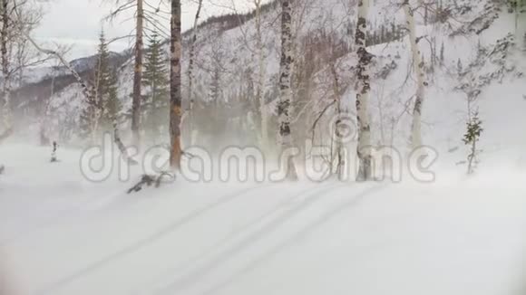 从冬季森林起飞的直升机上射击视频的预览图