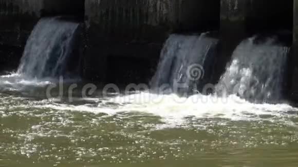 脏水从城市流入下水道废水从管道流出视频的预览图
