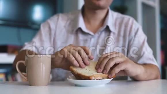 吃三明治的人视频的预览图