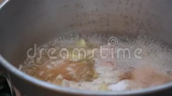 一步一步地用柠檬草甘蓝菜卡菲尔石灰叶新鲜辣椒石灰椰奶煮汤视频的预览图