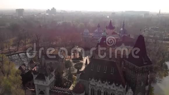 从上面可以看到布达佩斯的Vajdahunyad城堡匈牙利视频的预览图
