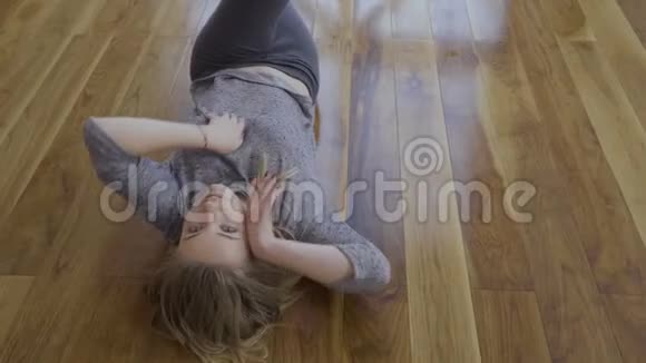 年轻女子性感地在地板上跳舞视频的预览图