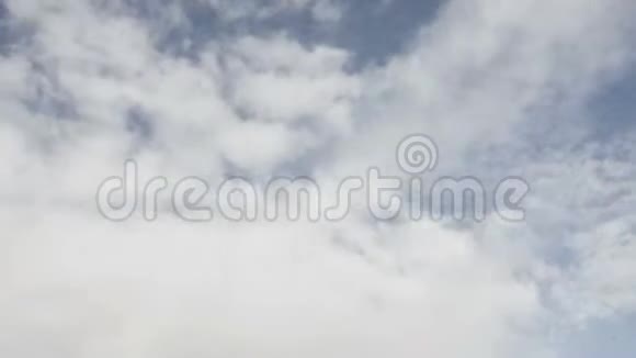 蓝天上的云团视频的预览图