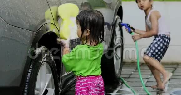 小女孩用海绵洗车视频的预览图