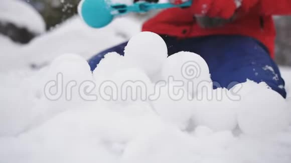 少女在特殊装置的帮助下为打雪仗准备小雪球视频的预览图