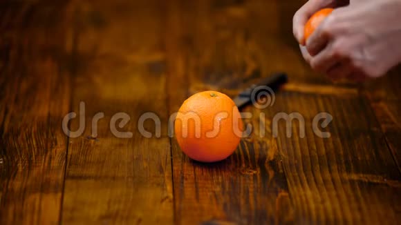 女人的手剥橘子普通话视频的预览图