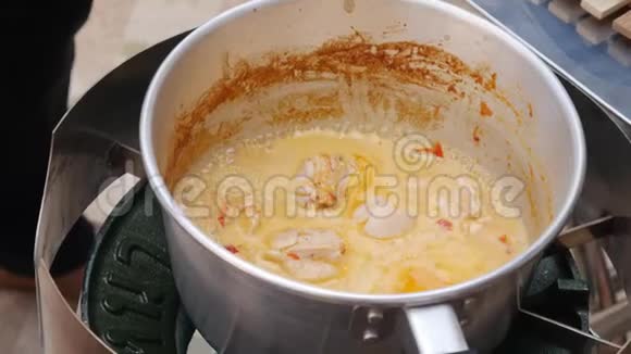 一步一步煮汤山药汤鸡片加入到沸腾的椰奶中加入辣椒酱泰国菜特写视频的预览图