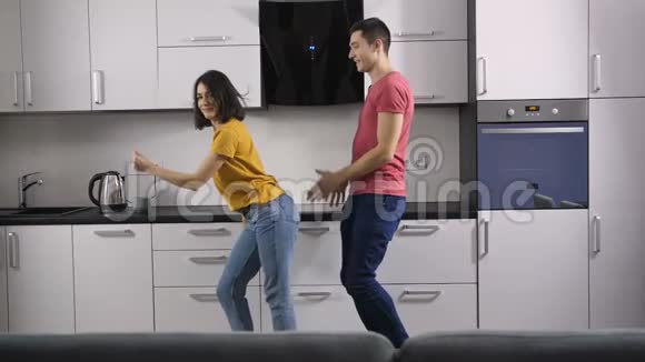 嘲笑一对伴着音乐跳舞的夫妇视频的预览图