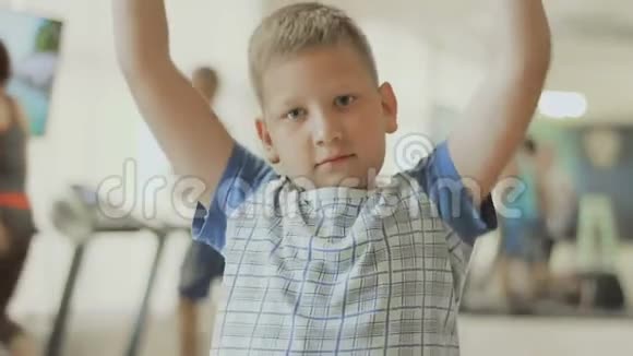 男孩在健身房举起哑铃视频的预览图