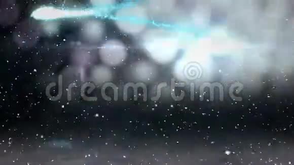 伴随着降雪的视频构图揭示了星迹视频的预览图