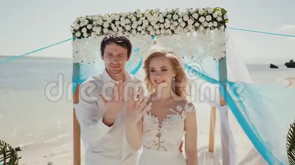 新娘和新郎炫耀结婚戒指视频的预览图