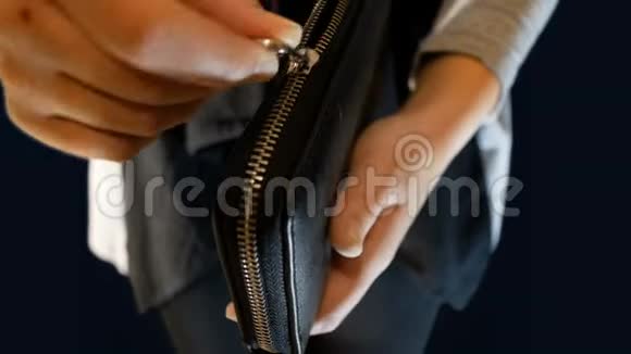 一个十几岁的女孩拿着一个钱包打开它里面没有钱适合讲述贫穷的镜头视频的预览图