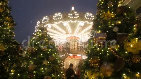 美丽明亮的旋转木马装饰和安排圣诞节和新年圣诞仙女照亮了视频的预览图