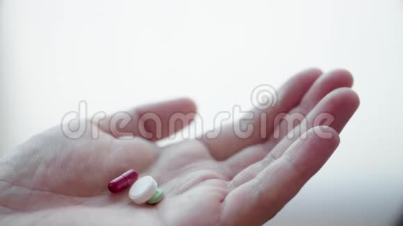 人体正在服药药物医用药丸药片手中的胶囊视频的预览图