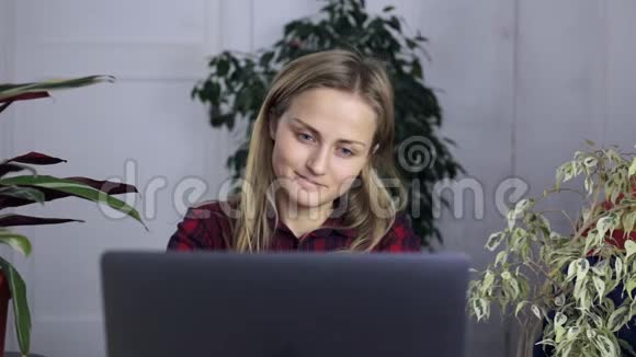 在笔记本电脑后面工作的漂亮女生视频的预览图