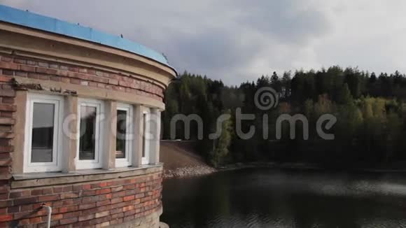水坝视频的预览图