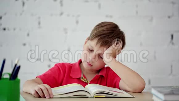 小学生厌倦了阅读教科书视频的预览图