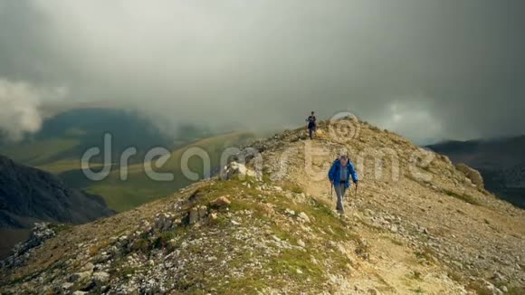 希克夫妇父子在美丽的风景中徒步旅行的人和孩子带着背包在山里的小径上徒步旅行视频的预览图